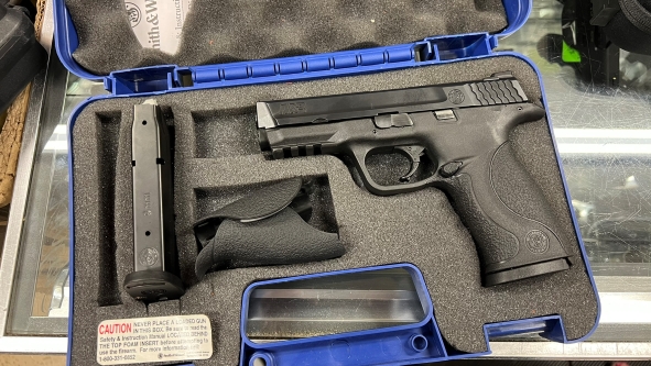 Smith & Wesson M&P9 9mm No Thumb Safety SKU# 209301 USED like ne